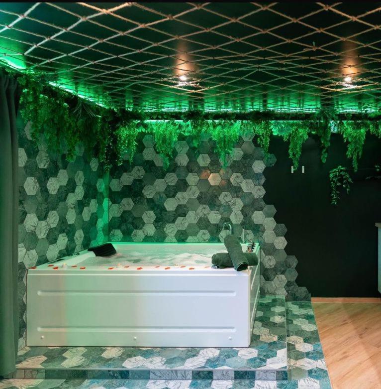 L'Oasis Tropicale, Jacuzzi, Love Room 罗珀南 外观 照片